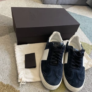 💫valentino flycrew💫 - Hej! Säljer nu dessa super snygga  mörkblåa valentino flycrew. Skorna är i toppen skick och har alla spikar kvar. Storlek 41,5 och passar bra om du när 42-42,5 det tillkommer endast valentino kort och en dustbag vid köp. :Mvh Oscar