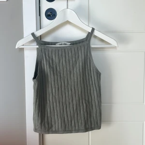 jätte gulligt linne💓 - Jättw gulligt grönt/grått linne från H&M köpt för något år sedan men aldrig använt. Nypris ca 159kr Storlek 146/152 (Funkar Xs/S)