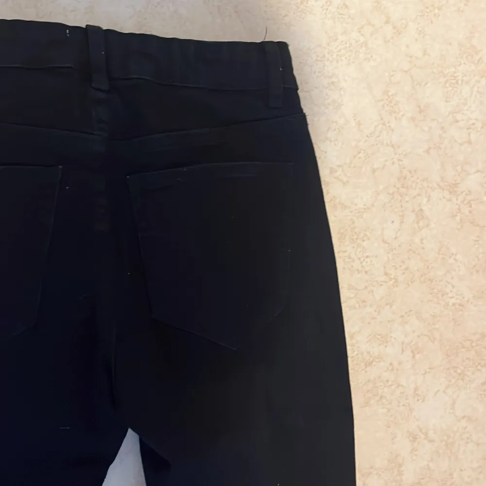 Svarta low waist jeans från Lindex i storlek 165. Jeans & Byxor.