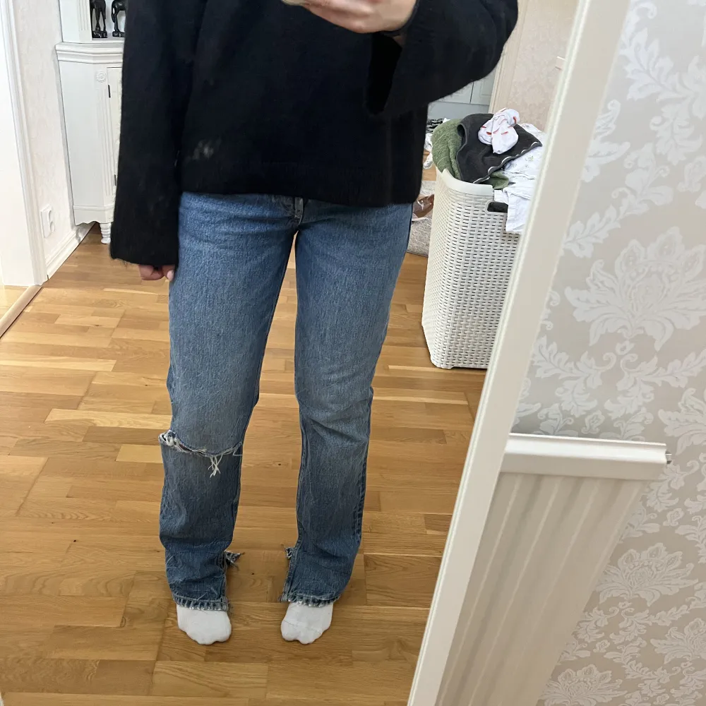 Mid waist straight leg jeans från zara💖mörkblå o slitning på ena knät🙌. Jeans & Byxor.