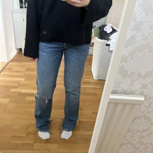 Zara jeans  - Mid waist straight leg jeans från zara💖mörkblå o slitning på ena knät🙌