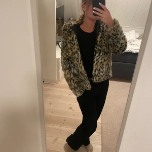 Leopard jacka - Så fin och fluffig leopard inspirerad jacka. 250kr plus frakt. Storlek 40 men lite i storleken jag bor vanligtvis S
