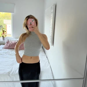 Grå Zara topp - Grå topp med polo från zara. Toppen är tight i modellen, så den sitter väldigt fint på💗 inga defekter.