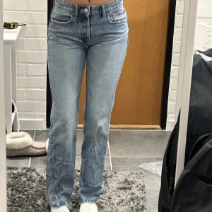 Zara jeans - Säljer de här mid waist jeansen från zara. Använt fåtal ggr så i bra skick, stl 34, nypris 359
