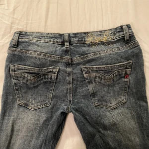 Replay Lågmidjade Jeans  - Säljer nu dessa lågmidjade jeans från Replay som jag köpte på sellpy ⭐️ Säljer då de inte passar mig, hör av er vid frågor! Orginalpris runt 1000, pris är diskuterbart.