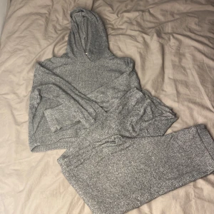 2-set mjuka myskläder grå - 2-set mjuka myskläder, använda 1-3 gånger och är i bra skick. Jätte mjuka.