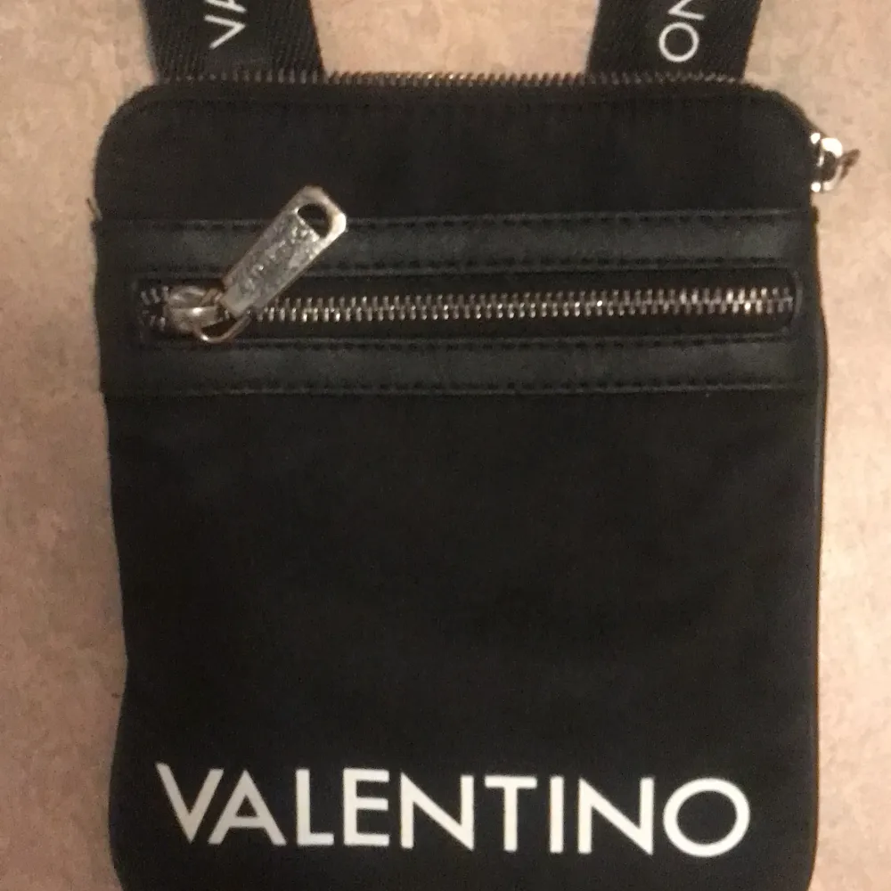 Hej säljer min valentino väska väldigt billigt för använder inte den längre . Accessoarer.