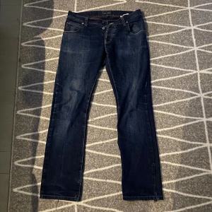 Armani jeans  - Säljer dessa mörkblåa Armani jeans. Inga synliga defekter, skick 8/10. Nypris ligger runt 1750kr mitt pris 399kr strl 32/32
