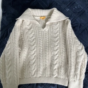 Stickad tröja  - Säljer denna super mysiga tröjan från Gina young, perfekt nu till hösten😍köptes för 2 år sedan och har inte används mycket❤️❤️