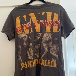 Band tröja  - Cool GNR band tröja som jag köpte förra året, har knappt använt den men den är fortfarande i bra form. 