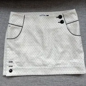 Säljer en Tommy Hilfiger kjol som påminner om old money stilen, finns inga defekter på den är knappt använd🩶🤍