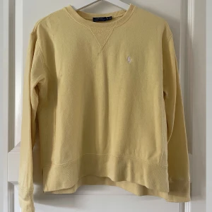 Gul Ralph Lauren collegetröja  - Collegetröja från Ralph Lauren 💛  Färgen stämmer bäst överens med första bilden. Material: 60% bomull, 40% polyester   Lite nopprig som syns på bilderna.