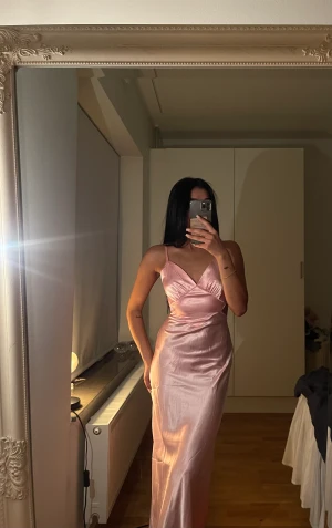 Rosa siden klänning  - En lång oanvänd rosa klänning med öppen rygg och snörning så man själv kan justera hur löst/tajt man vill att den ska sitta🌸