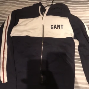 Gant hoodie - Säljer den pga att ja växt ut den