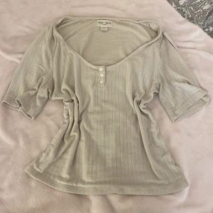 Tröja - Jätte gullig tre kvarts ärmad tröja med knappar framtill. Säljs pga aldrig använder. Storlek M men passar ävän S. Skriv vid frågor💕