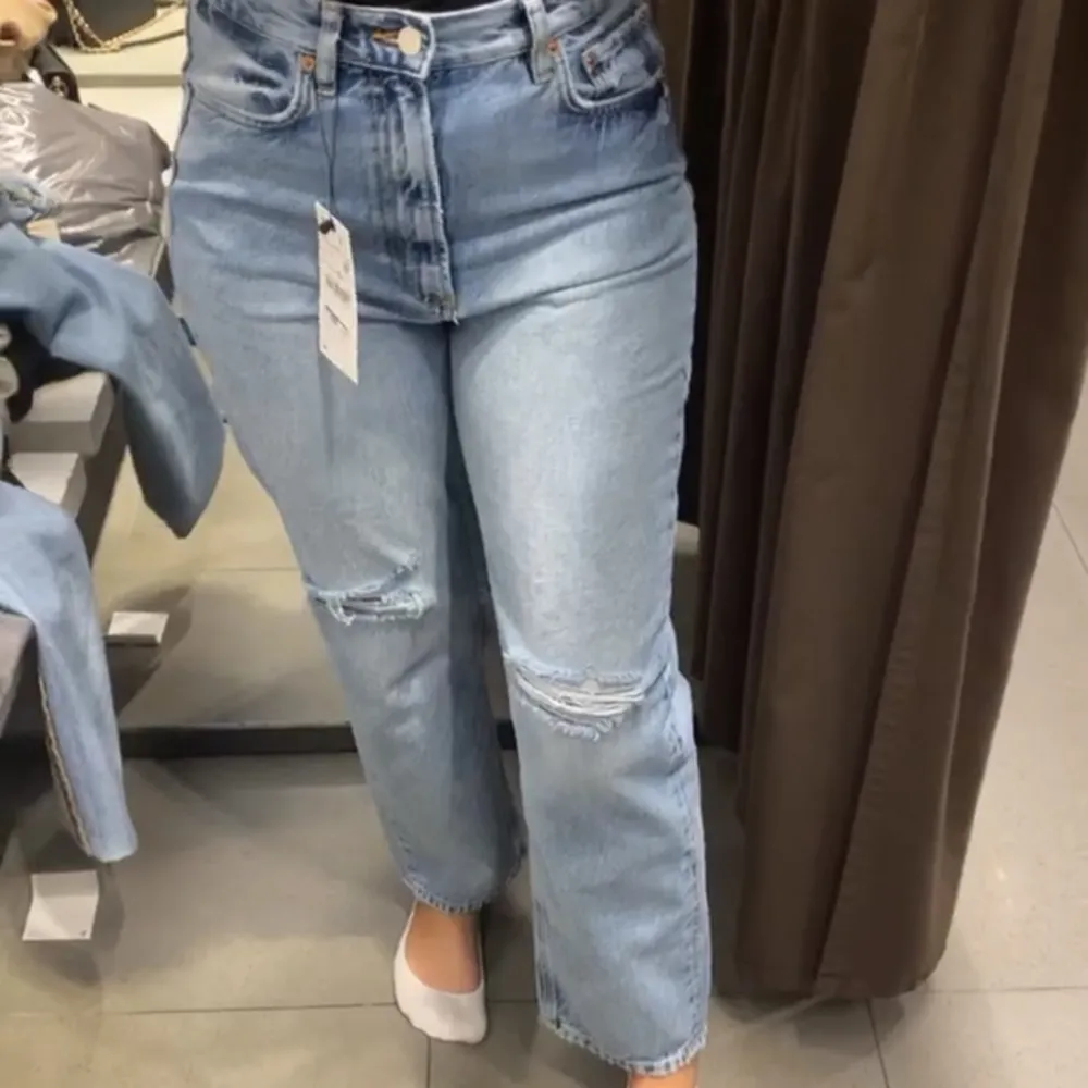 Jeans från Zara som aldrig kom till användning då de blev för stora runt midjan. Köpt för 400kr men säljer för endast 100kr. Knappast använd. . Jeans & Byxor.