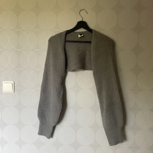 Stickat set - Grått stickat set med topp och kofta. Säljes ihop.