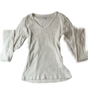 Brandy Melville tröja - Köpt på plick och säljer då jag ej använt den. Jättefin basic tröja som passar till allt. Om ni undrar över något tveka inte att fråga🩷