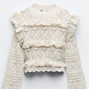 Skit snygg stickad topp zara - Men asså denna tröja e allt😫Såå JÖVLA fin. Den är använd 2/3 gånger typ men känns helt oanvänd.satt är därför i nyskick. Den är typ vit men ändå beige så ja 