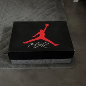 Nike air Jordan 4 (White Cement) - Storlek 44,5 De är i bra men använt skick, Priset är inte hugget i sten så hör av er vid intresse