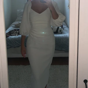 Förlovningsklänning - Säljer denna då ja använt den en gång, i storlek xs man ser slim thick ut i den,skicka dm för eventuella frågor 