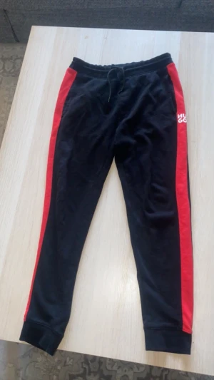 Hugo boss mjukisbyxor  - Dom är i bra skick och har inga hål och dom är ej slitna storlek M på byxorna