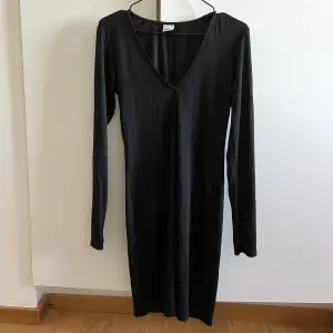 Superfin svart långärmad klänning i storlek XS. Mötas upp i Stockholm eller fraktas!