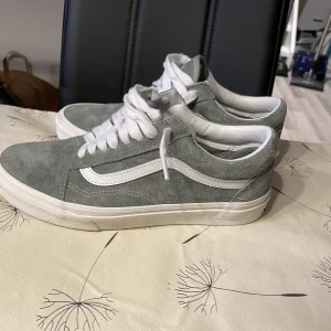 Vans skor - Säljer nu mina fräscha Vans som ja använt 3 gånger men ser helt oanvända ut, är storlek 40,5 men passar dig som har 40-41. Hör av om ni är intresserade eller om ni har fler frågor, nypris 1000kr.