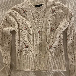 Jätte snygg kofta - En jätte snygg kofta med små rosa blommor på. Har aldrig använt och inga defekter. 