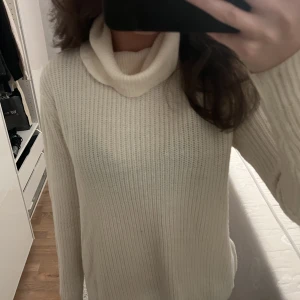Stickad tröja - Skön stickad tröja med hög krage, säljer för att den inte kommer till användning. 