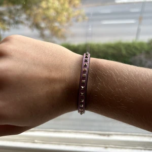 Valentino armband  - Säljer detta rosa valentino armband då det inte kommer till användning, dessa armband med mindre nitar går inte att köpa längre 🩷