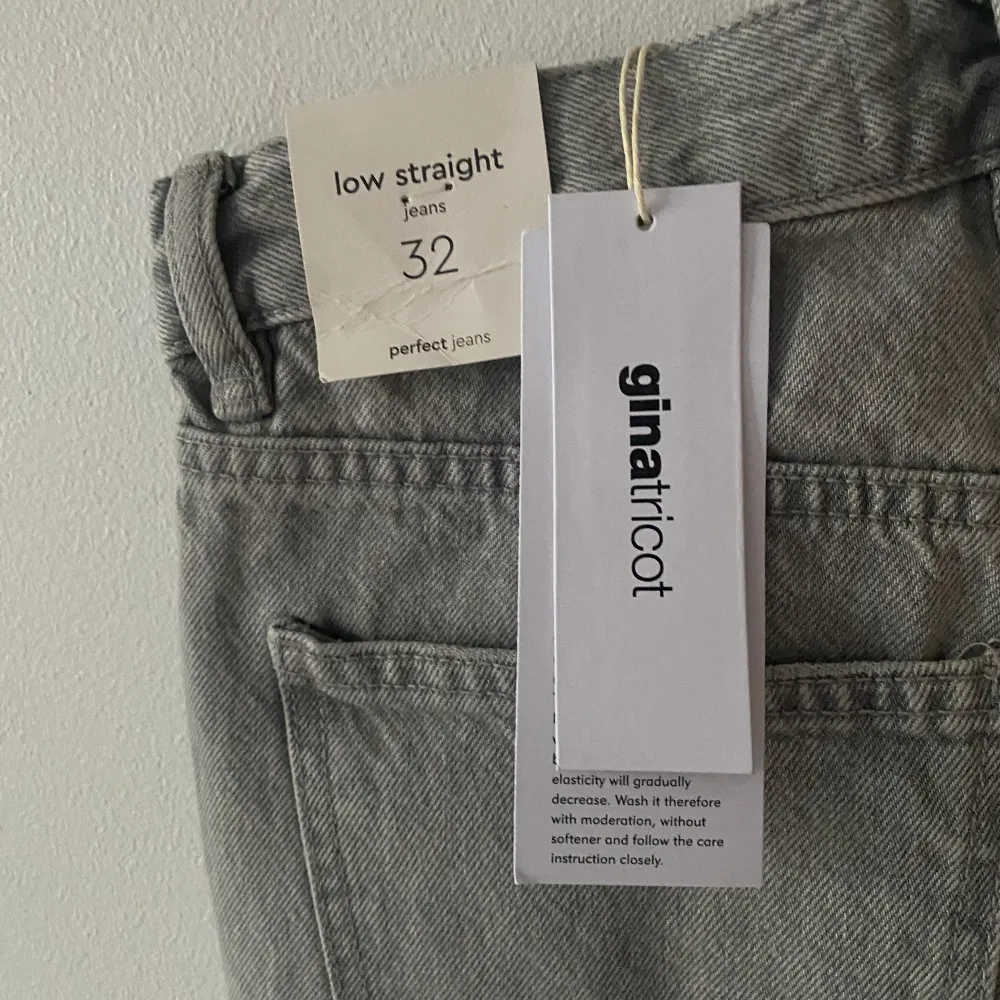 Populära low waist straight jeans från Gina Tricot. Dem är gråa i storlek 32 och aldrig använda. Bild ett är inte min men dem andra är. Nypris 499,95 kr. . Jeans & Byxor.