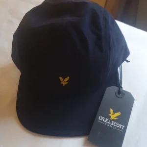 *Ny* Lyle&Scott Keps - Ny keps från Lyle & Scott. Mörkblå. Onesize. 