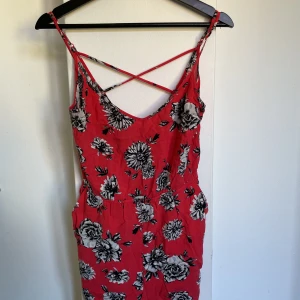 Bodysuit med kors i ryggen - Använd men i gott skick. Fickor framtill. Justerbara band. Liten i storlek. 