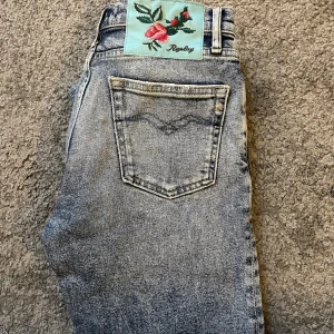 Replay jeans - Low waist jeans från replay. Endast använd fåtal gånger och har inga tecken på defekter. Säljs för att de inte kmr till användning🥰❤️