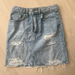 Så himla snygg jeans kjol men den är tyvärr för liten för mig. Skulle säga storlek xxs eller xs