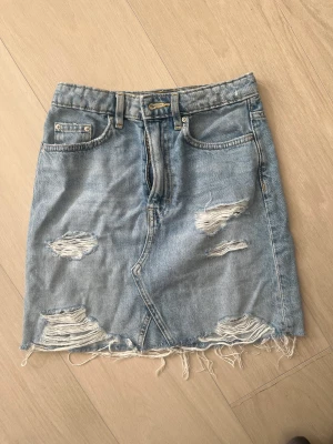 Jeans kjol - Så himla snygg jeans kjol men den är tyvärr för liten för mig. Skulle säga storlek xxs eller xs