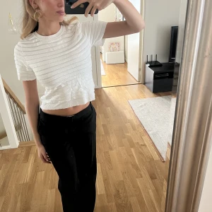 Zara topp - Söt t-shirt med silver detaljer och små ”volanger”. Sitter så fint på💓