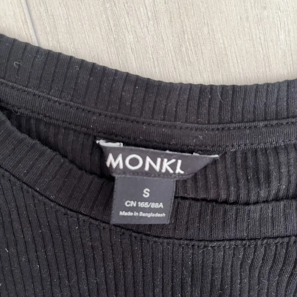 Säljer denna korta långarmade tröjan från monki. ❤️. Toppar.