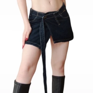 Vintage minikjol - Vintage asymmetrisk minikjol, jättefin att ha som den är eller över jeans ♥️ storlek M men passar mig som brukar ha S