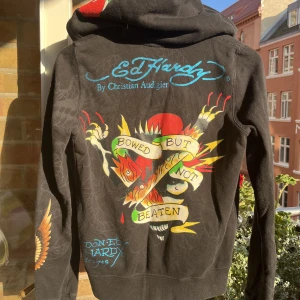 Ed Hardy hoodie - Skit fet ed Hardy hoodie i storlek S, köpt på Plick för 900 och använt ca tre gånger. Inga defekter, 