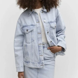 jeansjacka🌟 - typ helt oanvänd jeansjacka från Zalando, storleken är stor så den passar även Medium.