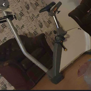 Träningscyckel - Inga skavanker eller liknade. Strömkabel och display följer med