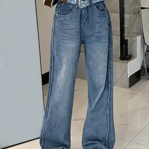 Dessa jeans är helt oanvända, nyligen köpt. <3 Väldigt fin passform. De är köpta för 270kr   Wist: 86cm  Hip Size: 114cm  Inseam:77,5cm