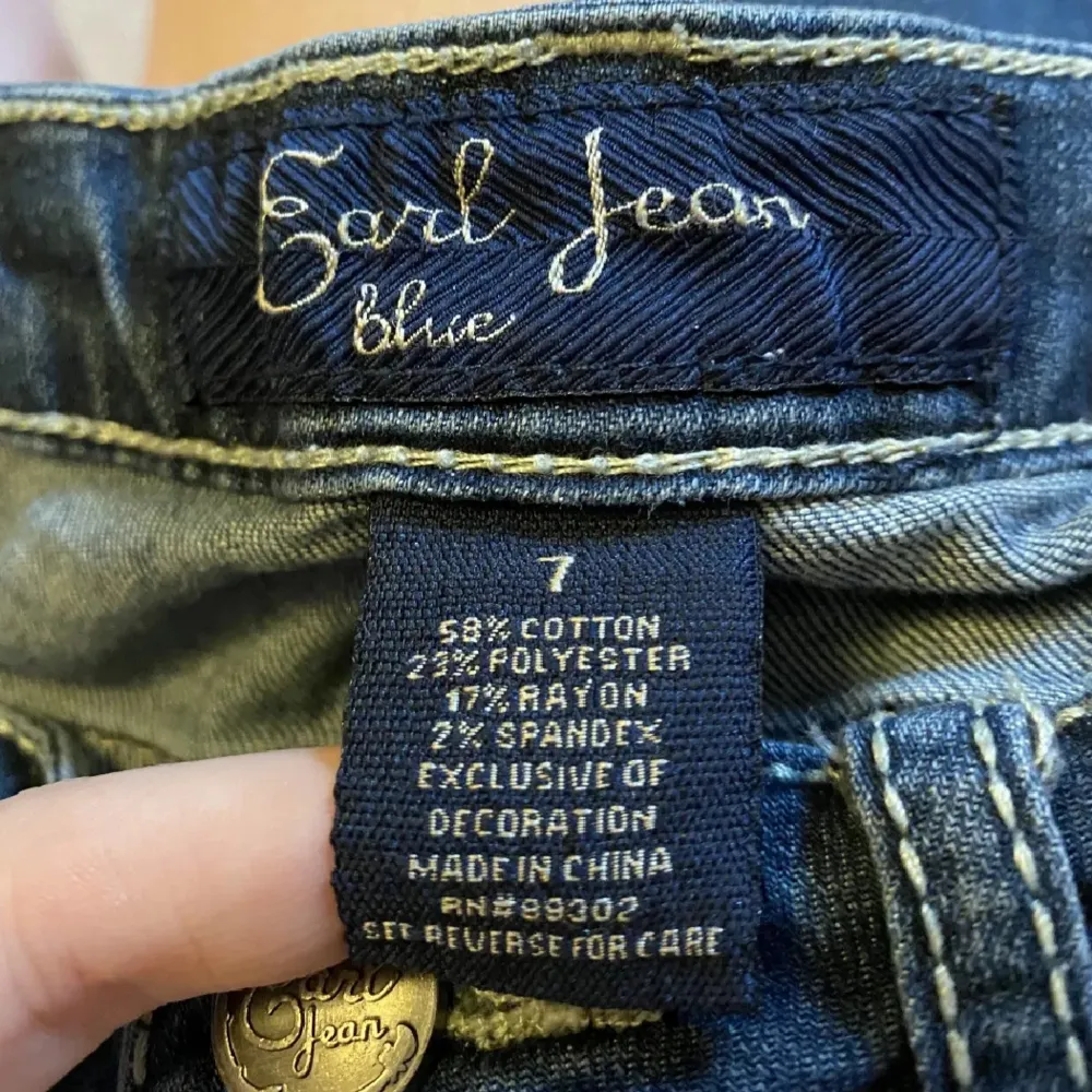 as snygga jeans med fickor som liknar miss me, köpte på plick men var för stora så har ej någon bild på. Storlek 7 men passar någon med storlek 36/38. Lägg prisförslag, säljs ej under 200kr. Bara fråga om du undrar något. (:. Jeans & Byxor.