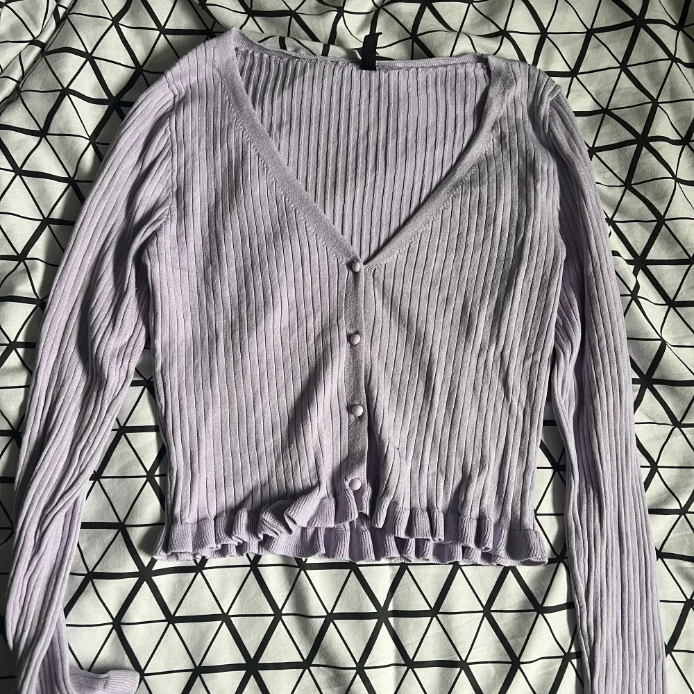Jättefin kofta/tröja från H&M och är i gott skick. Har använt den några gånger men är som ny. Fina detaljer med volangärmar. Storlek M.. Tröjor & Koftor.