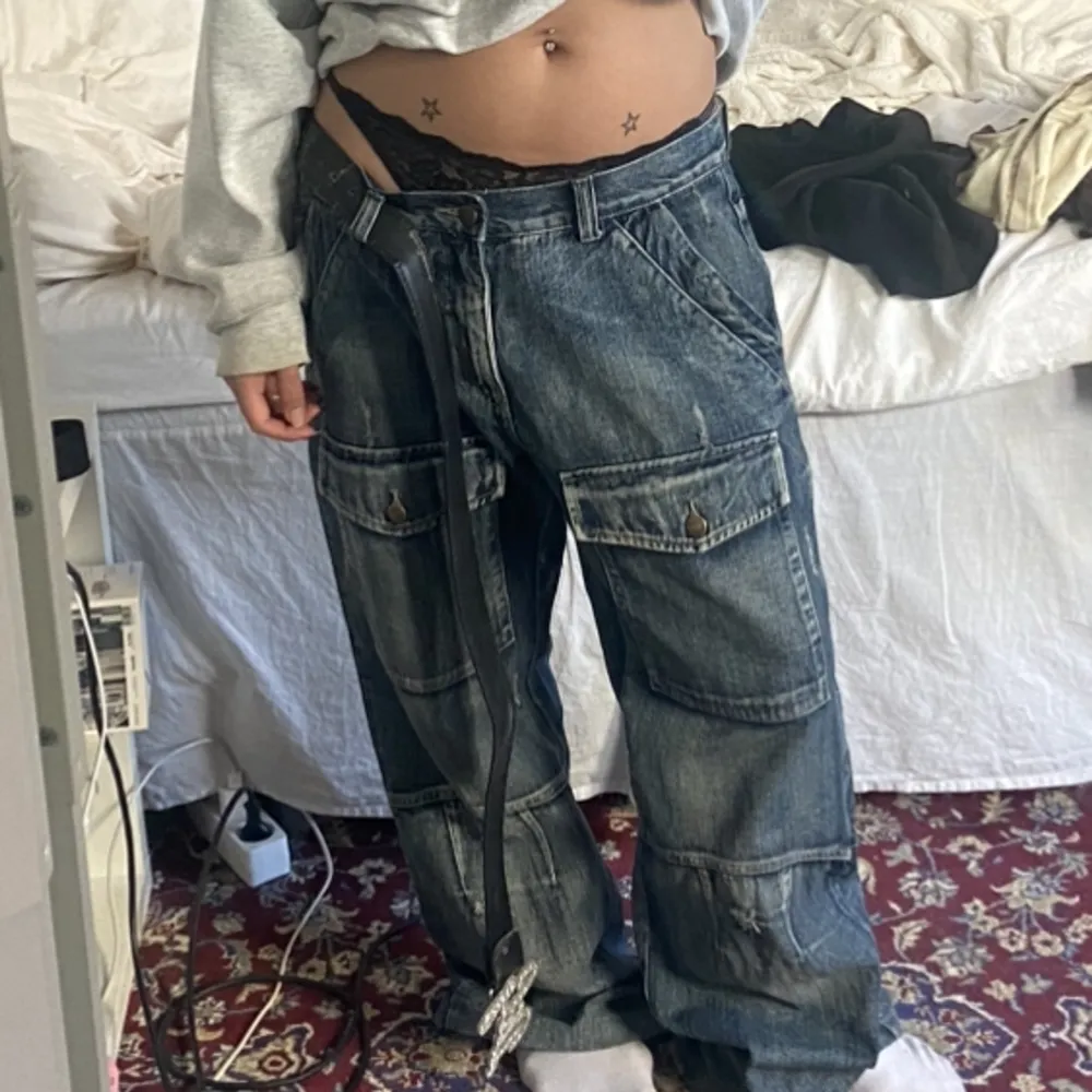 Stora oversized jeans med massa snygga detaljer💖💖💖 något slitna i benen längst bak, kan skicka fler bilder🫶 jag är 163 och de är för långa för mig⭐️. Jeans & Byxor.