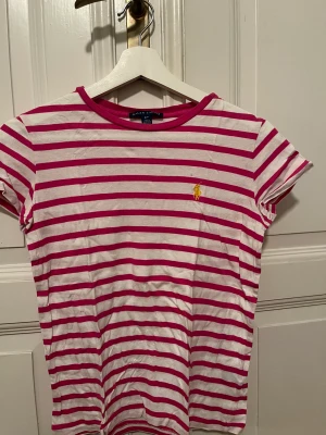 Ralph lauren t-shirt  - Randig t-shirt från ralph lauren! I storlek s och i bra skick. 