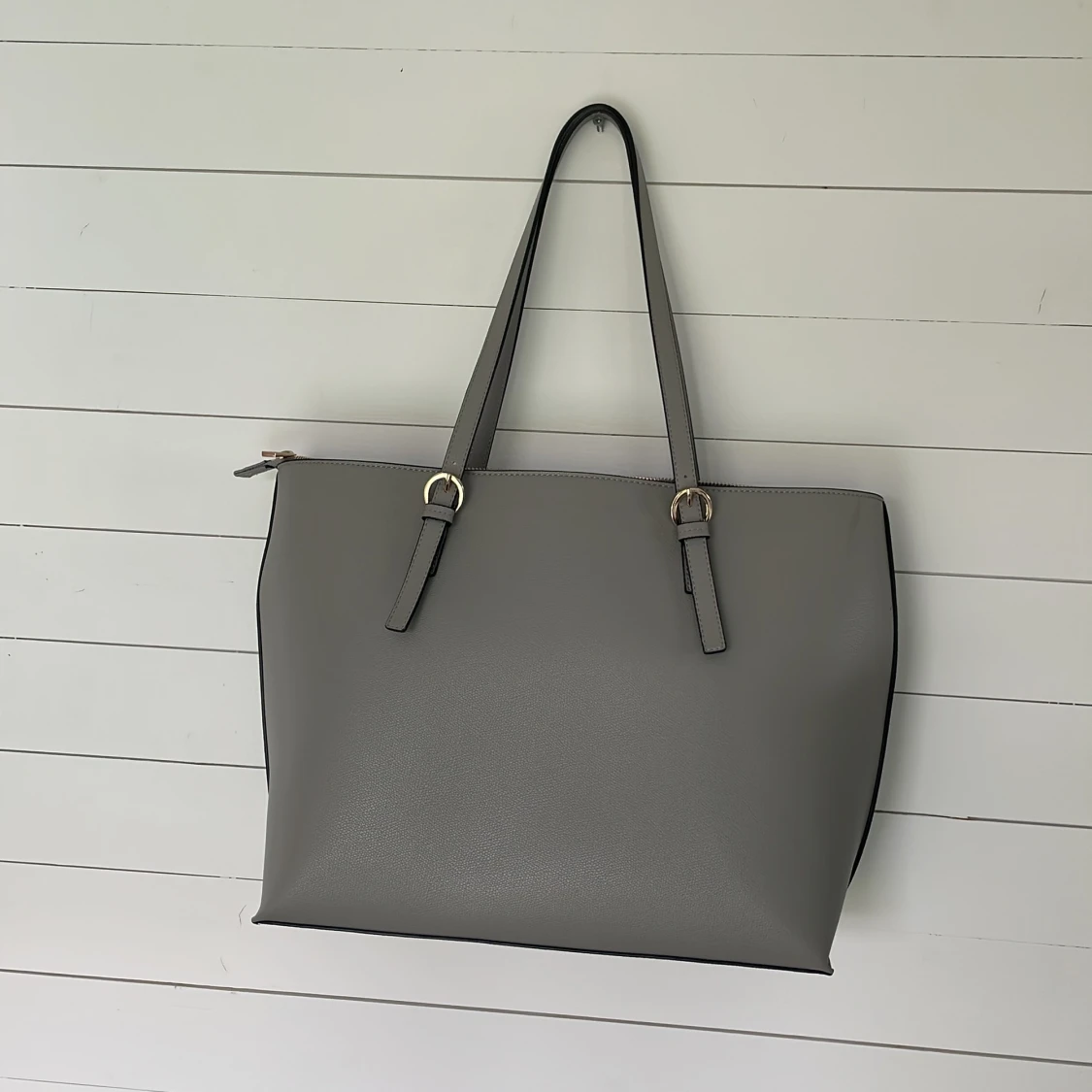 Väska grå axelremsväska