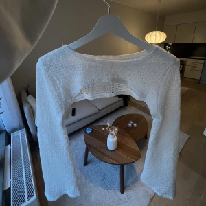 Stickad topp - Stickad topp som aldrig blivit buren. Super snygg i en fräsch vit färg💞 köparen står för frakt